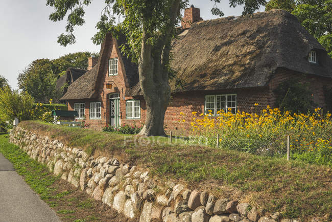 Allemagne, Schleswig-Holstein, Sylt, Keitum, maison au toit de chaume — Photo de stock