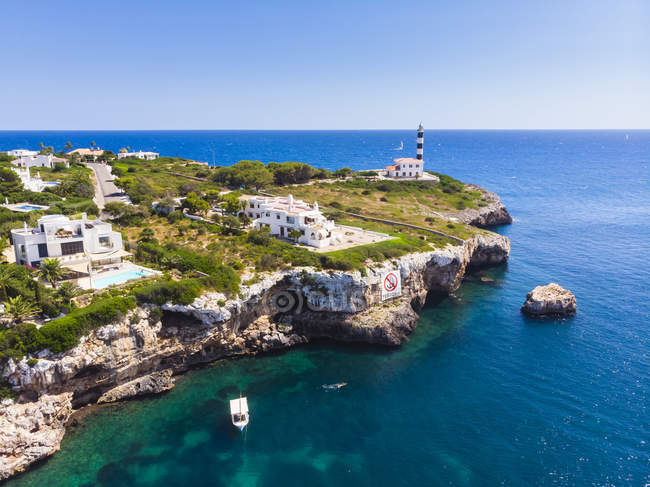 Espanha, Maiorca, Portocolom, Punta de ses Crestes, Baía de Portocolom, Farol — Fotografia de Stock