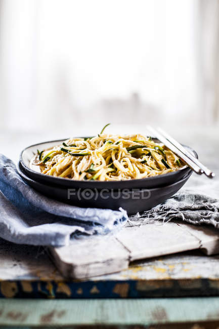 Sopa de macarrão de estilo asiático com macarrão e zoodles em caldo de caril vermelho — Fotografia de Stock