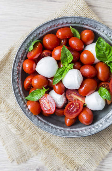 Cucina italiana, caprese, mozzarella e pomodori e basilico — Foto stock