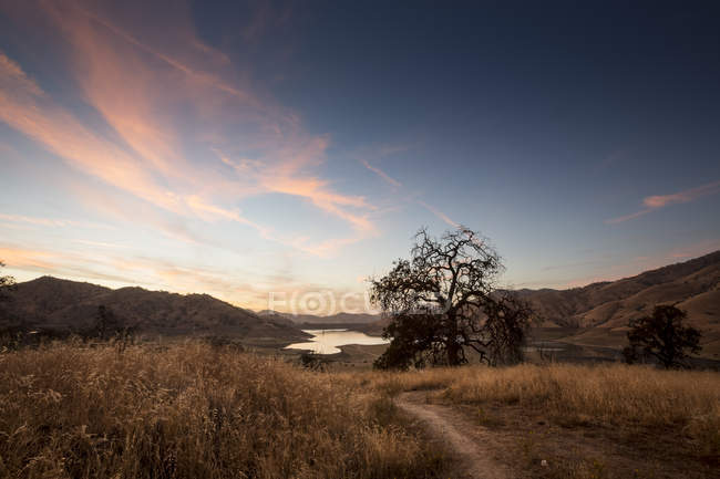 USA, California, Lake Kaweah in the evening with sunset sky — Stock Photo