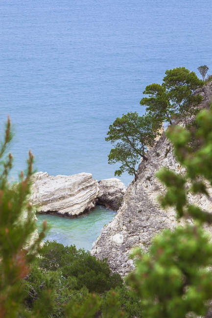 Italia, Puglia, Vieste, rocas en el mar Adriático - foto de stock