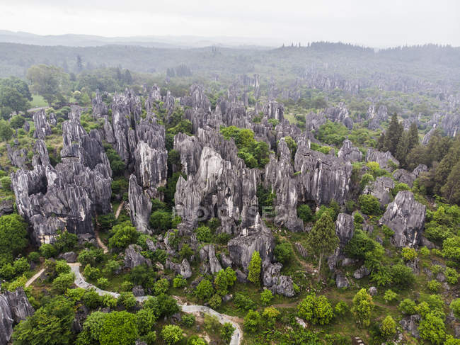 China, Shilin, vista aérea del bosque de piedra - foto de stock