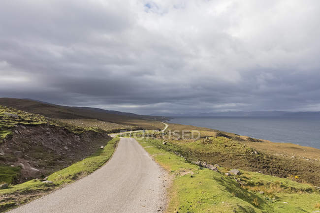 Reino Unido, Escócia, estrada solitária em Loch Torridon — Fotografia de Stock