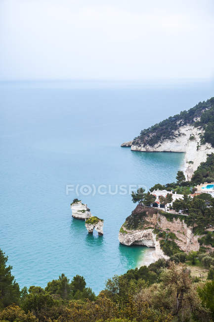 Italia, Puglia, Mattinata, Mar Adriático, Playa Faraglioni y Playa Baia delle Zagare - foto de stock