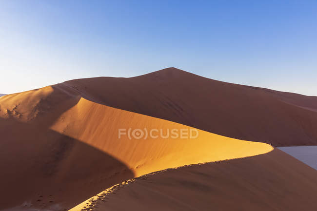 Africa, Namibia, Namib desert, Naukluft National Park, tourists on sand dune 'Big Daddy' — Stock Photo