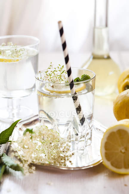 Copo esof limonada mais velha caseira com fatia de limão — Fotografia de Stock