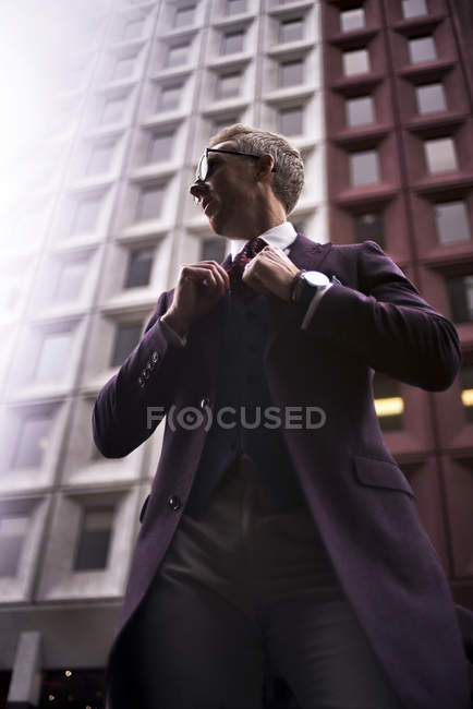Blogueur de mode Steve Tilbrook ajuster sa cravate — Photo de stock
