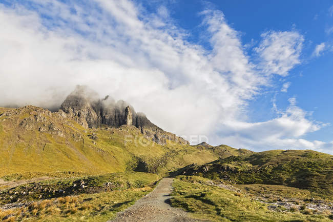 Reino Unido, Escocia, Hébridas Interiores, Isla de Skye, Trotternish, nubes alrededor de The Storr, camino hacia el punto de observación - foto de stock
