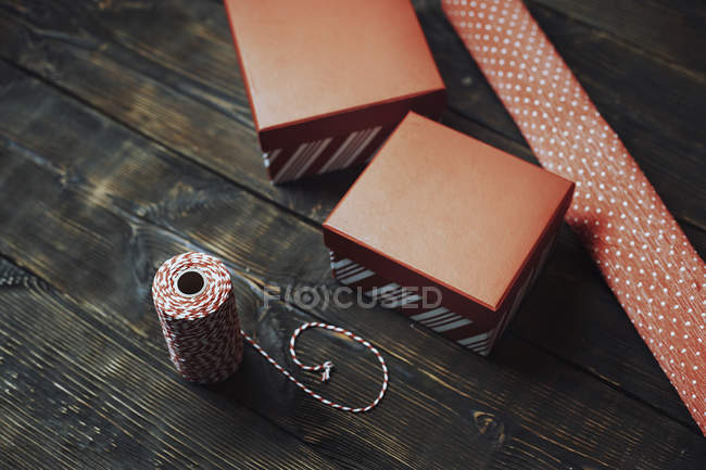 Material de embalaje rojo-blanco en madera oscura - foto de stock