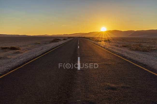 Африка, Намібія, Анамб-пустеля, Національний парк Наулуфт, порожня дорога на заході сонця — стокове фото