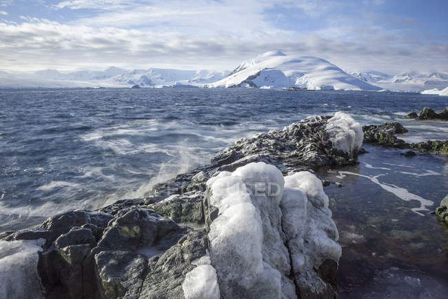 Antarctic, Antarctic Peninsula, glaciated mountains in Lemaire Channel — Stock Photo