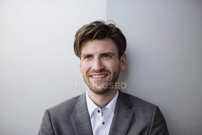 Portrait of confident businessman posing at wall — Stock Photo