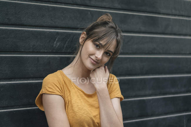 Retrato de mulher bonita posando na frente do obturador de rolo — Fotografia de Stock