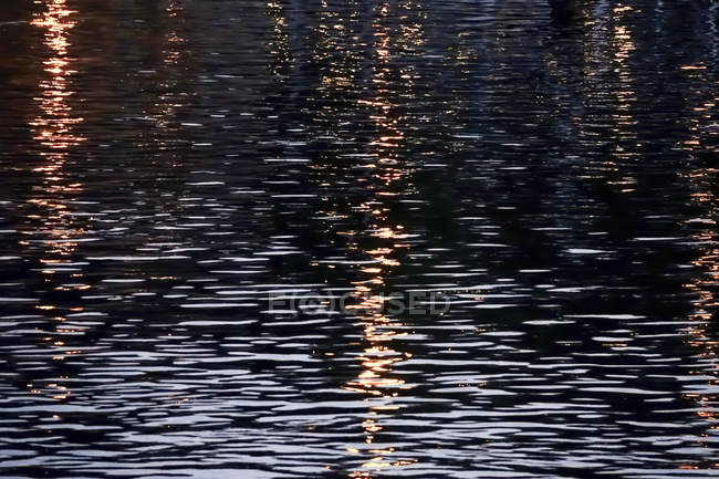 Wasserspiegelung am Abend — Stockfoto