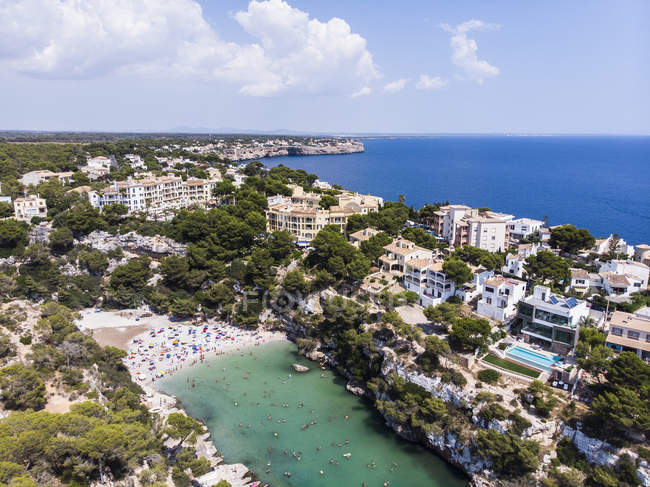 España, Islas Baleares, Mallorca, Llucmajor, Vista aérea de la bahía de Cala Pi - foto de stock
