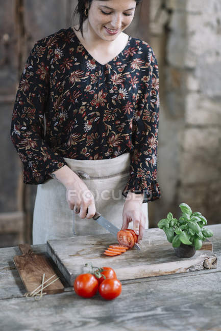 Жінка готує Капрезе салат — стокове фото