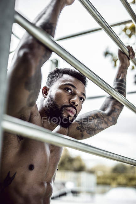 Retrato de atleta físico tatuado no campo esportivo — Fotografia de Stock