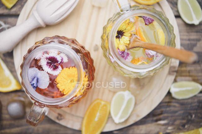 Agua mineral refrescante con flores comestibles, Viola wittrockiana,  Dianthus caryophyllus, Calendula officinalis, limón y naranja —  Alimentación saludable, Frescura - Stock Photo | #268311092