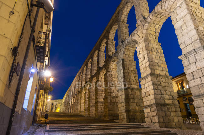 Espanha, Castela e Leão, Segóvia, Aqueduto à noite — Fotografia de Stock
