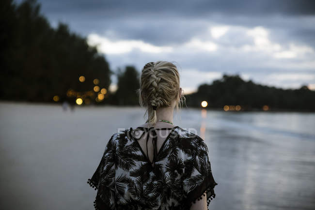 Thailandia, Khao Lak, vista posteriore della donna sulla spiaggia la sera — Foto stock