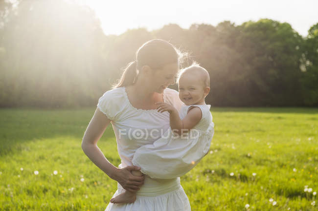 Mutter und Tochter spielen im Sommer auf Wiese — Stockfoto