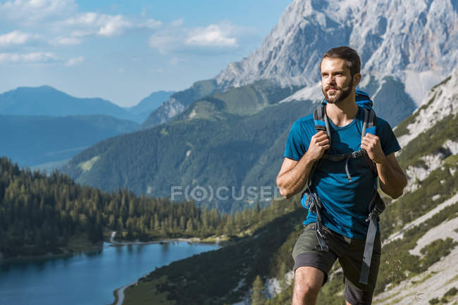 Áustria, Tirol, Jovem caminhando em montanhas no Lago Seebensee — Fotografia de Stock