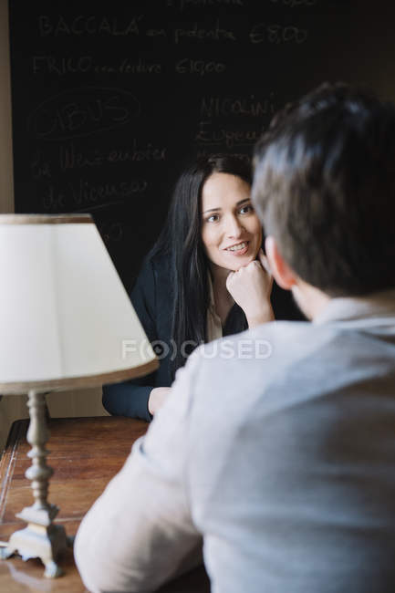 Елегантна пара розмовляє в кафе — стокове фото