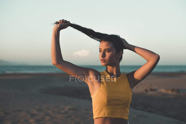 Portrait d'adolescente sur la plage au coucher du soleil — Photo de stock