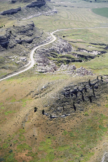 EUA, ar de escarpas e falésias cortadas por uma estrada rural no oeste do Nebraska — Fotografia de Stock