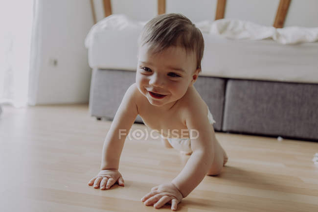 Petit garçon rampant sur le sol à la maison — Photo de stock