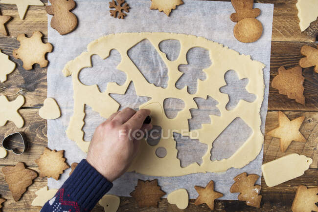 Making christmas cookies with mold — Stock Photo