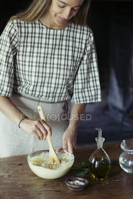 Giovane donna in cucina preparare la pasta per la torta di ceci freschi — Foto stock