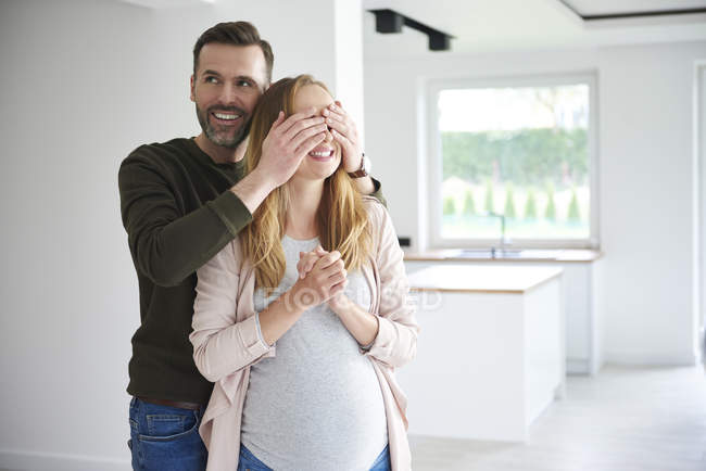 Homme surprenant femme enceinte dans un appartement vide — Photo de stock
