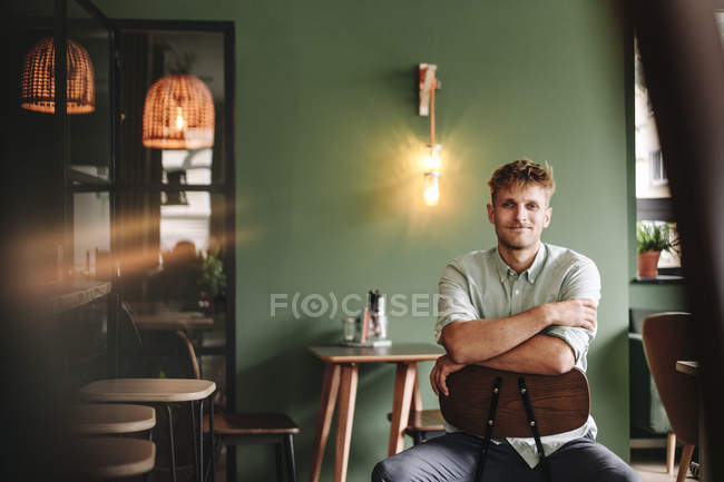 Молодой предприниматель, сидящий в современном кафе — стоковое фото