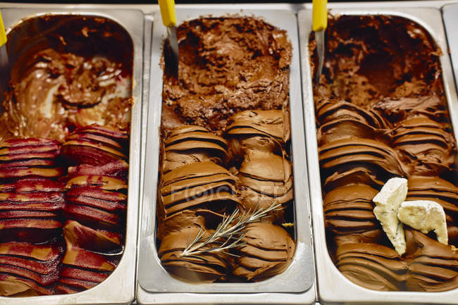 Trois différentes sortes de crème glacée au chocolat — Photo de stock