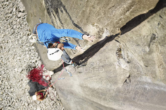 Austria, Innsbruck, Martinswand, uomo che si arrampica sulla parete rocciosa, donna in piedi e alza lo sguardo — Foto stock