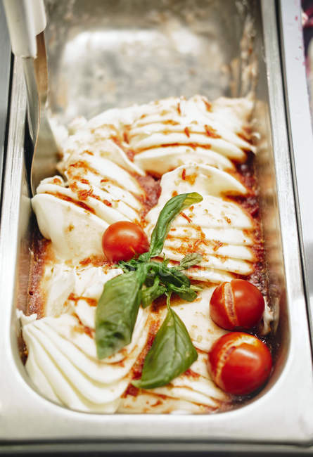 Sorvete italiano com tomate cereja e manjericão — Fotografia de Stock