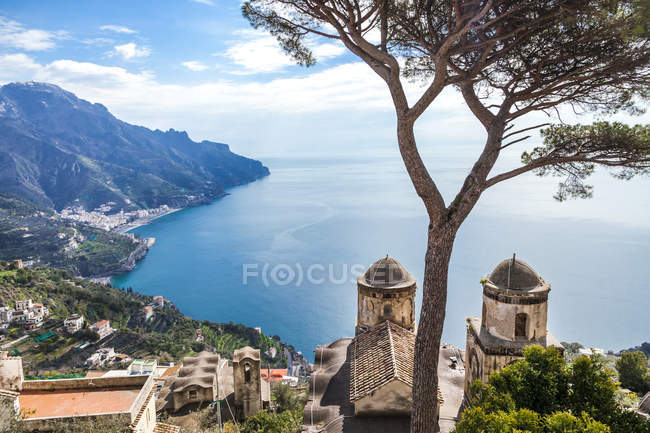 Italien, Kampanien, Amalfiküste, Ravello, Blick auf die Amalfiküste mit der Santa Maria delle Grazie Kirche mit Blick auf das Mittelmeer — Stockfoto