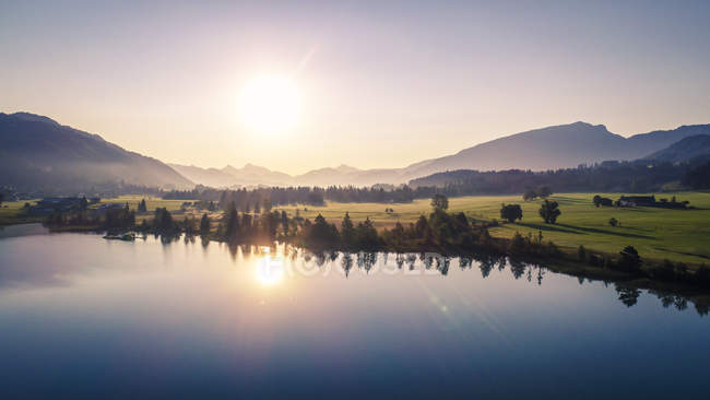 Austria, Tirol, Kaiserwinkl, Vista aérea del lago Walchsee al amanecer - foto de stock