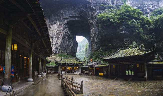China, Provincia de Sichuan, Wulong Karst, casas tradicionales, entrada - foto de stock