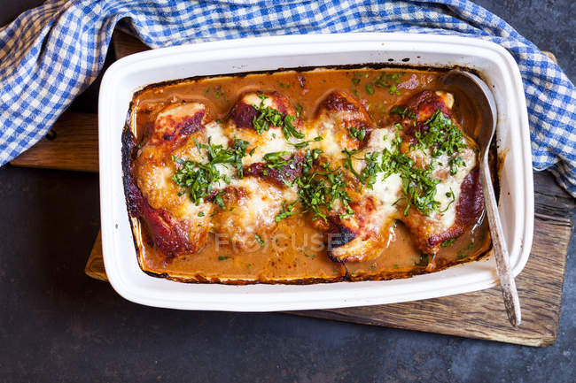 Baked chicken breast with tomato sauce and mozzarella — Stock Photo