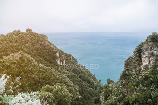 Italia, Campania, Costiera Amalfitana, Ravello, punto di vista sul Mediterraneo — Foto stock