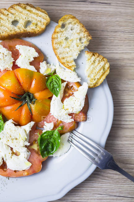 Comida italiana, caprese, mussarela e tomate e manjericão — Fotografia de Stock