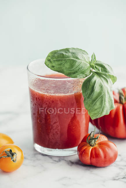 Frischer Tomatensaft mit Basilikum — Stockfoto