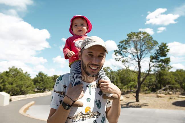 USA, Arizona, Grand Canyon National Park, padre e bambina che portano sulle spalle — Foto stock