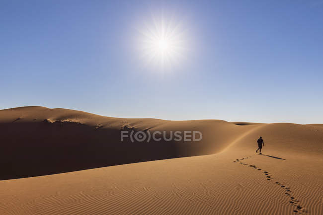 Africa, Namibia, Namib deserto, Parco nazionale di Naukluft, passeggiata turistica sulle dune — Foto stock