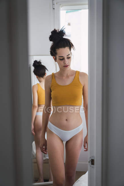joven en ropa interior en casa en el espejo — Atractivo, Hogar - Stock Photo | #268327392