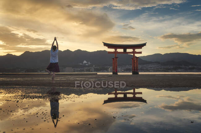 Frau genießt den Sonnenuntergang auf der Insel Itsukushima oder Miyajima, Hiroshima, Japan — Stockfoto