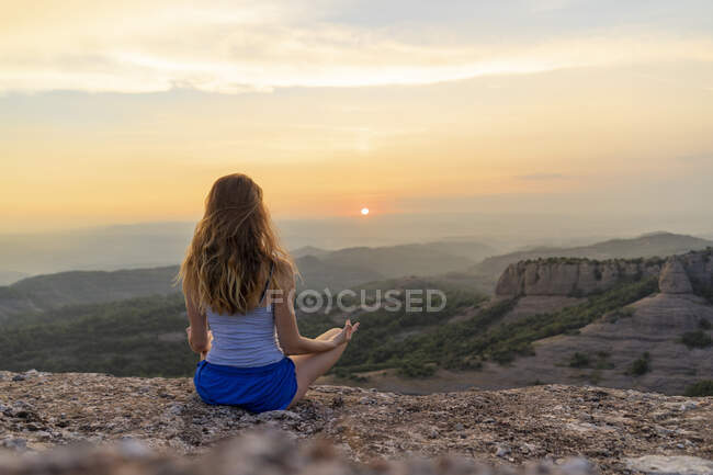 Spanien, Katalonien, Sant Llorenc del Munt i l 'Obac, Meditierende Frau in den Bergen — Stockfoto
